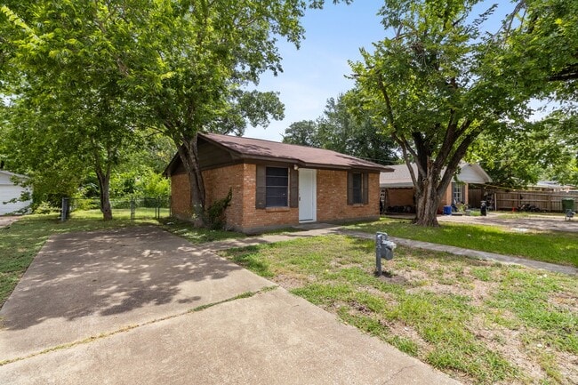 Building Photo - ADORABLE UPDATED 2/1 HOUSE IN BRYAN, TX! IMMEDIATE MOVE IN!