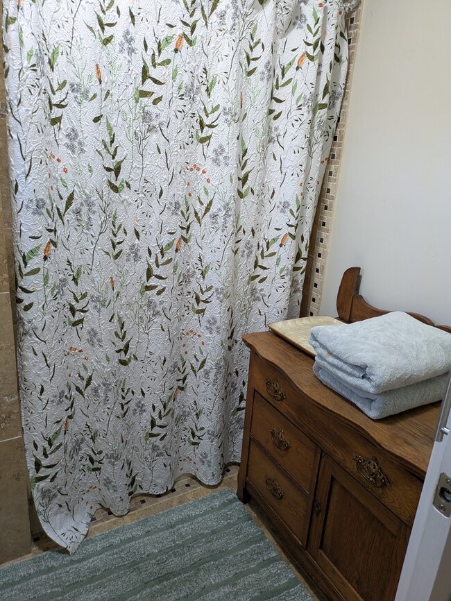 El baño tiene una cómoda antigua con artículos de tocador disponibles. - 5041 Genesee Ave