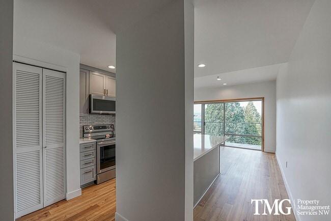 Foto del edificio - Top-Floor 2BD/2BA Condo w/ Stunning Park Views & Utilities Included