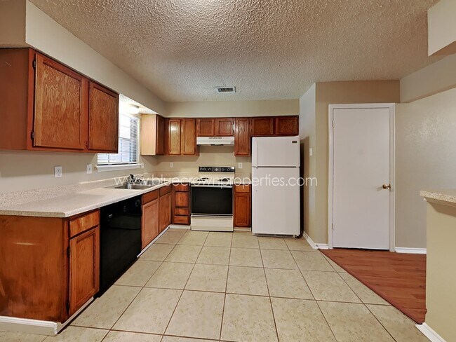 Foto del edificio - 654 S Rogers Rd