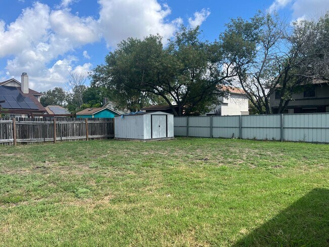 Building Photo - 5202 Fountain Lake Dr