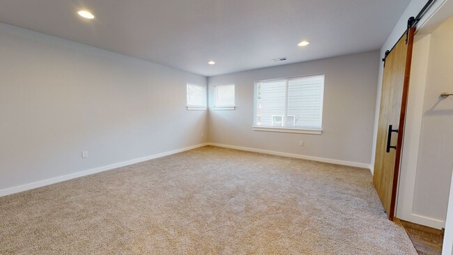 Foto del edificio - Large & Luxurious 3 Bedroom Available Near...