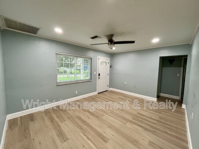 Foto del edificio - 8330 Waverly Rd N