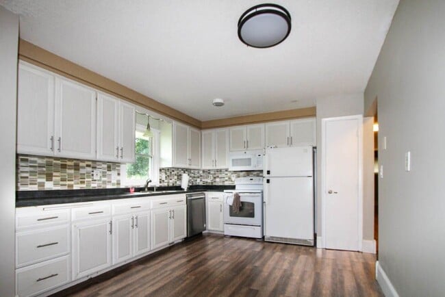 Building Photo - 8613 Zenith Rd