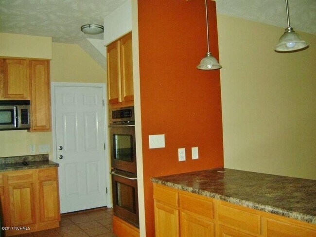 Kitchen 3 - 326 W Howard Dr