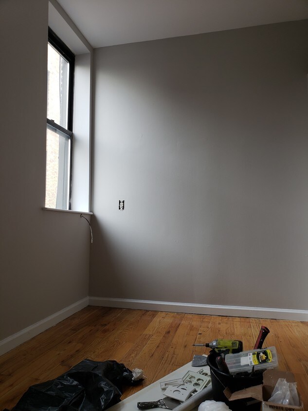Primary Photo - 110 E 10th St
