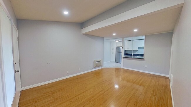 Building Photo - Lovely 1 Bed 1 Bath Condo in Santa Ana!