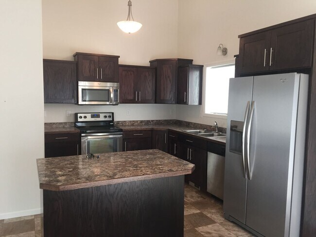 Building Photo - 505 E Foxtail Dr