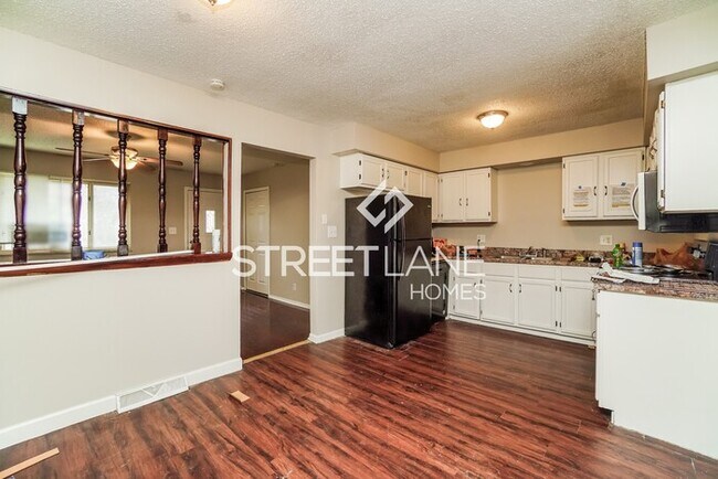 Building Photo - REDUCED PRICE! - Now offering $1000 off fi...
