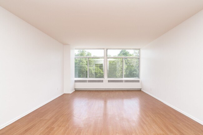 Building Photo - 240 Oriole Pkwy