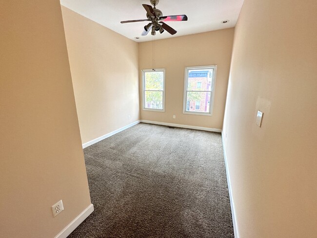 Building Photo - Renovated 2 Bed, 2.5 Bath rowhome with roo...