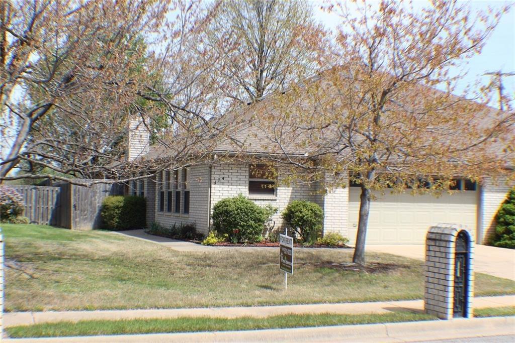 Primary Photo - 174 E Cydnee St