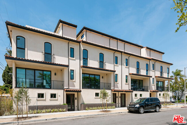 Foto del edificio - 1557 Alvira St