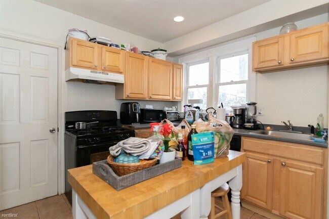 Foto del edificio - 5 br, 2 bath House - 48 Pratt St