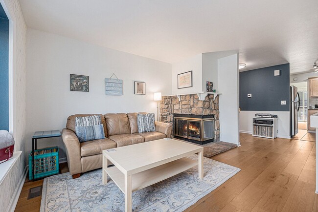 Building Photo - Cozy 2-bed townhome w/ laundry and communi...