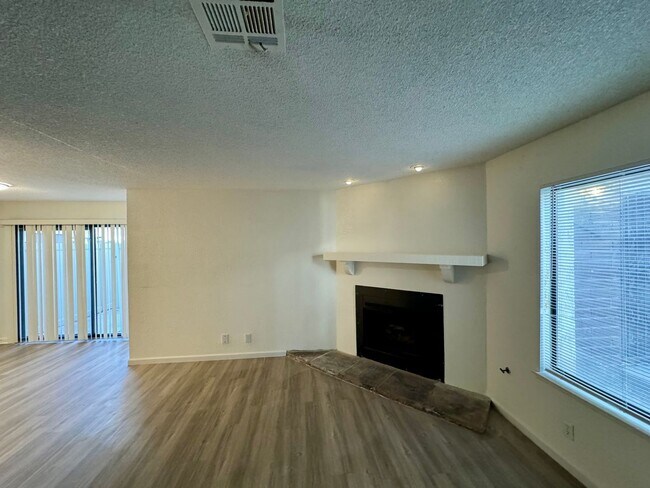 Building Photo - Two Primary Bedroom Condo near UNLV
