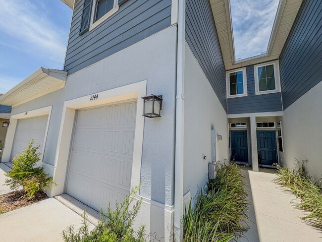 Building Photo - Spacious 3-Bedroom Townhome with garage  i...