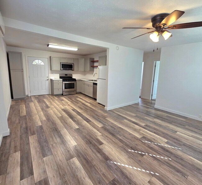 Foto del edificio - SINGLE LEVEL UPDATED 2 BED 1 BATH HOUSE