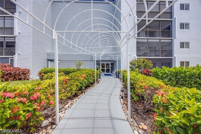 Foto del edificio - 555 Park Shore Dr