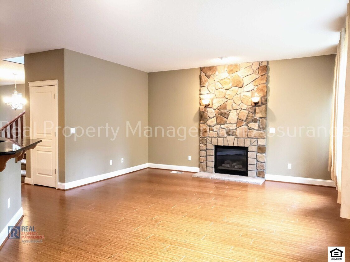 Primary Photo - Sunny, Spacious, and Cheerful 2600+ sq ft ...