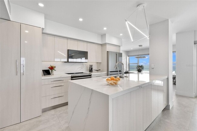 Building Photo - 601 Longboat Club Rd