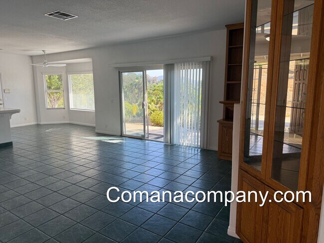 Foto del edificio - Gorgeous, spacious 3BR/2BA w views, yard, ...