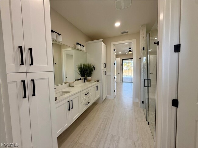 Building Photo - 102 NE 8th Pl