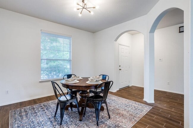 Building Photo - 114 Feathergrass Dr