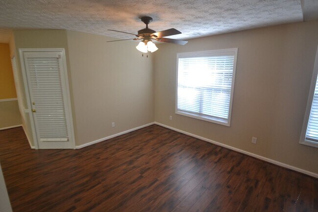 Foto del edificio - 2600 Hidden Creek Dr