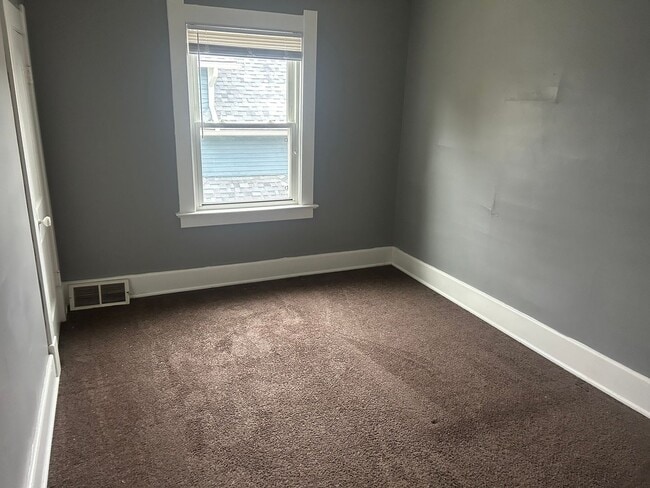 Building Photo - 3 Bedroom House