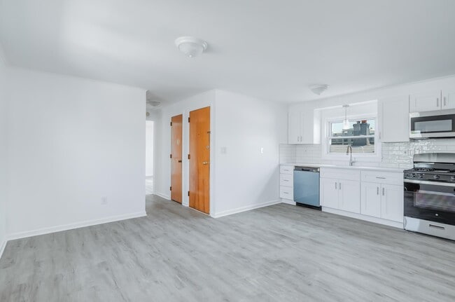Building Photo - 33 E 42nd St