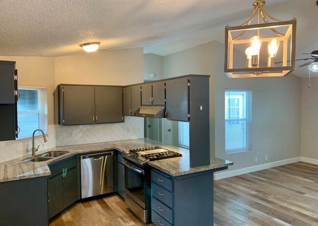 Foto del edificio - 1403 E Sunnyview Ave