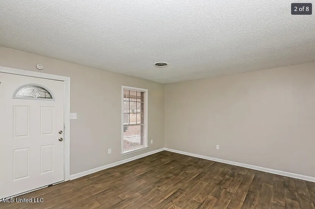 Foto del edificio - 3102 Longwood Dr