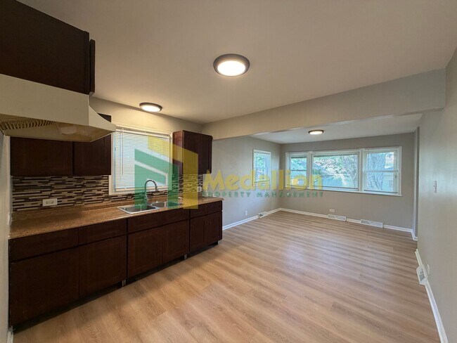 Building Photo - Updated 3-Bedroom Home with Spacious Kitchen