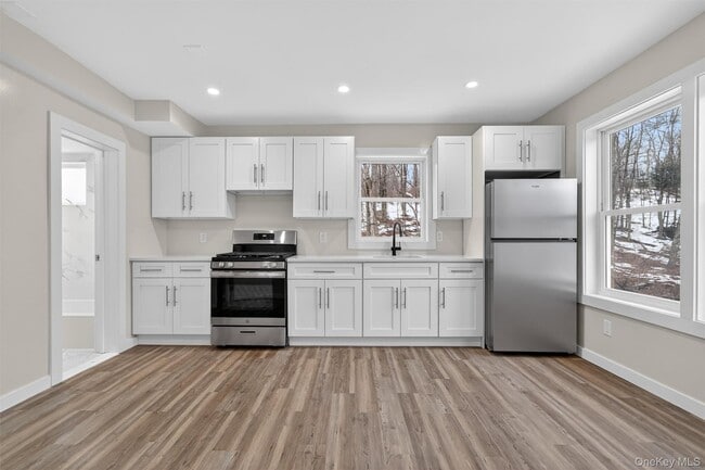 Building Photo - 303 Main St