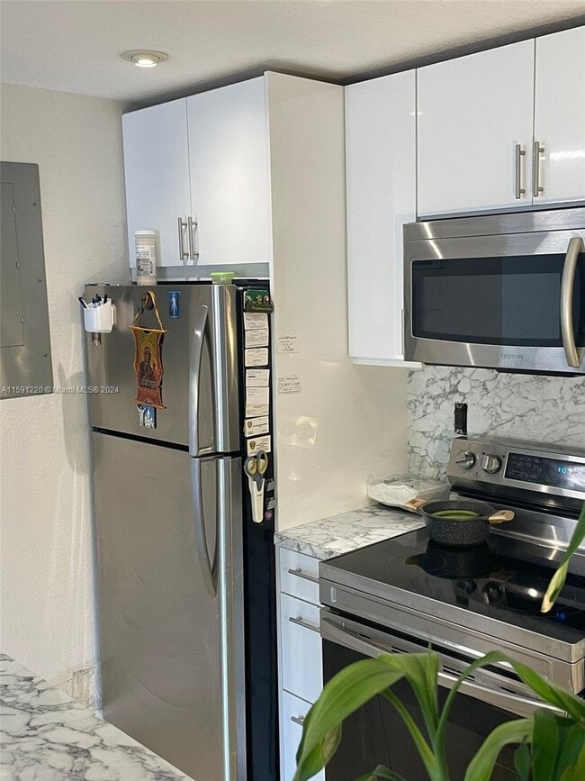 Building Photo - 4240 Northwest 79th Avenue Apt #1A, Doral,...