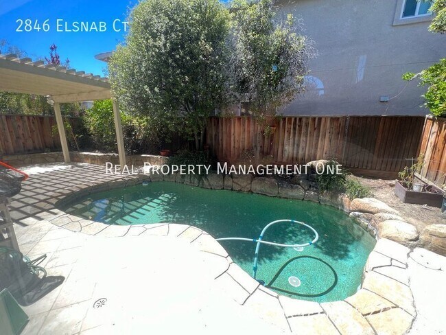 Foto del edificio - Spacious 4 Bed, 2 1/2 Bath Home with Pool ...