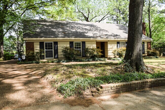 Building Photo - 598 Country Club Ln