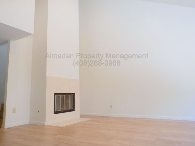 Foto del edificio - Remodeled Almaden Townhome in Great Locati...