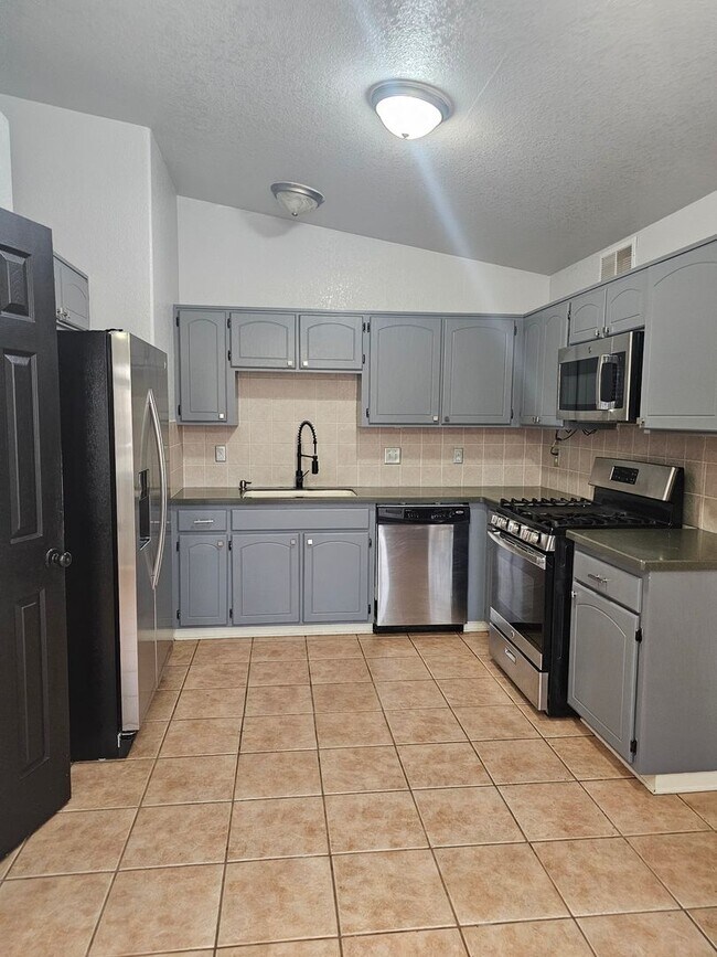 Building Photo - Large Home in Huachuca City!