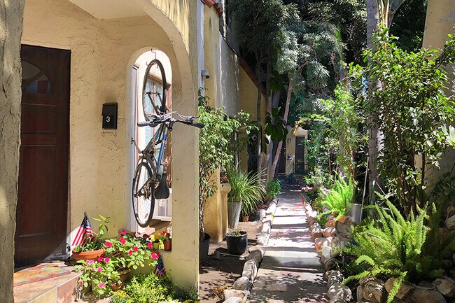 Jardín - 632 N Sycamore Ave