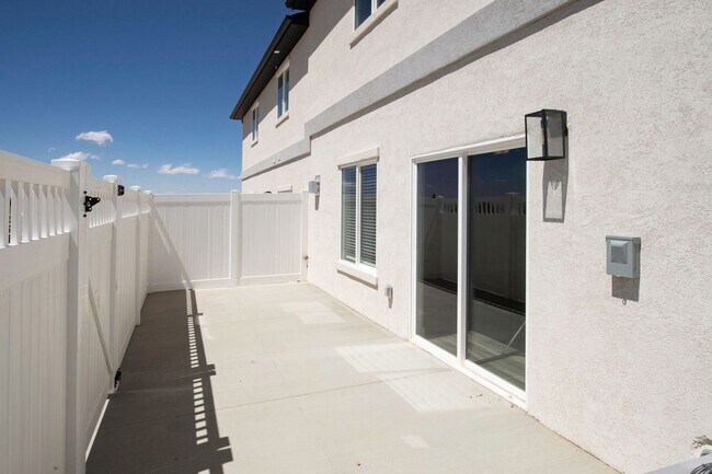 Foto del edificio - Beautiful Almost New Townhome in Cedar City!