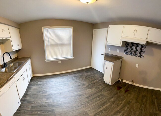 Building Photo - 3 Bedroom Single Family