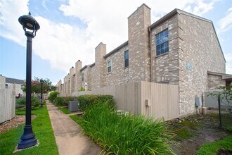 Building Photo - 8101 El Mundo St