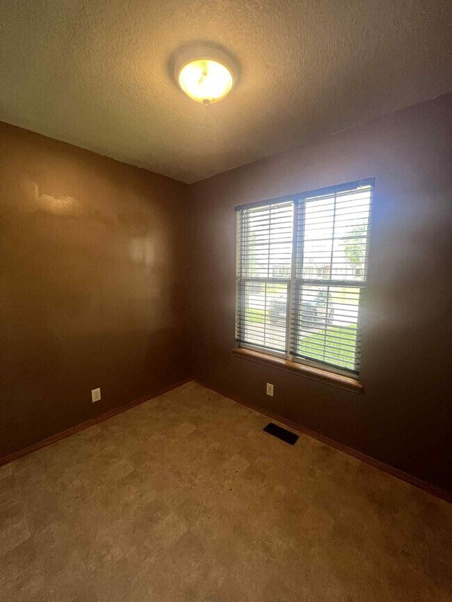 Foto del edificio - COMING SOON: CUTE 2 BEDROOM / 1 BATHROOM H...