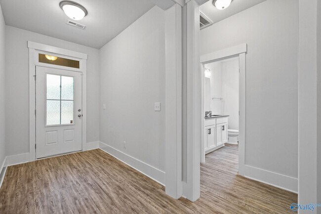 Foto del edificio - 6073 Thorntons Way Cir NW