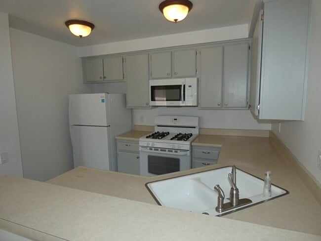 Building Photo - Lovely remodeled River Ranch condo
