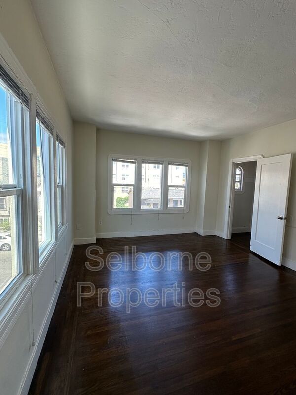 Foto del edificio - 1011 E 22nd St