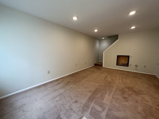 Living Room 18' x 10' - 903 Cable Hill Dr