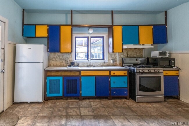 Building Photo - 107 Hawley St